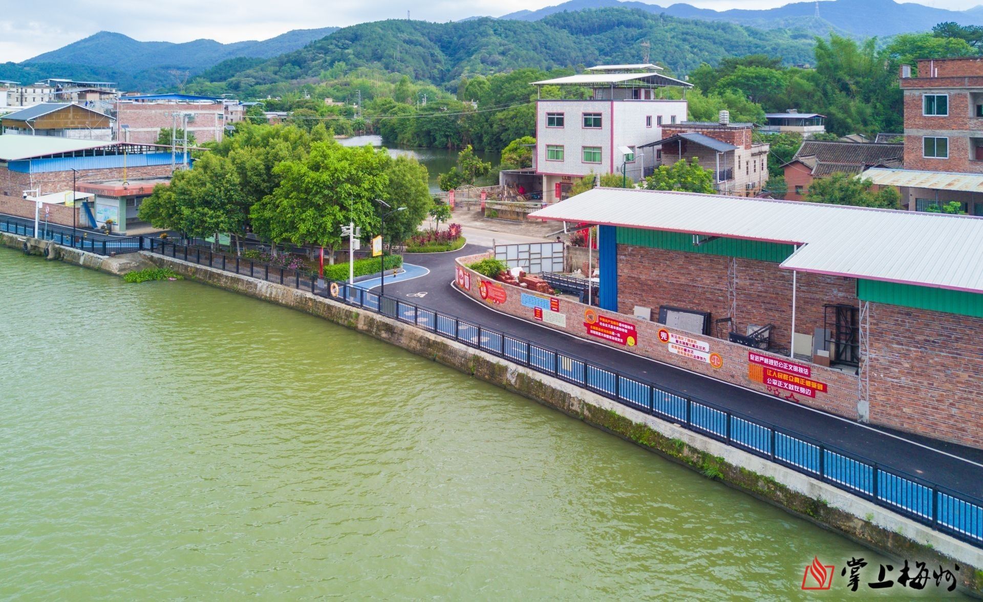 ↑長沙圩鎮(zhèn)碧道鋪設(shè)了瀝青并劃分跑道和自行車道，“顏值”再獲提升。（林翔 攝）